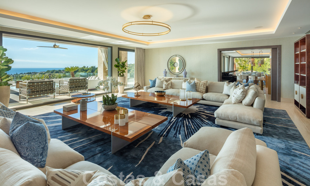 Villa de lujo contemporánea y moderna en venta en estilo resort con vistas panorámicas al mar en Cascada de Camojan en Marbella 42100
