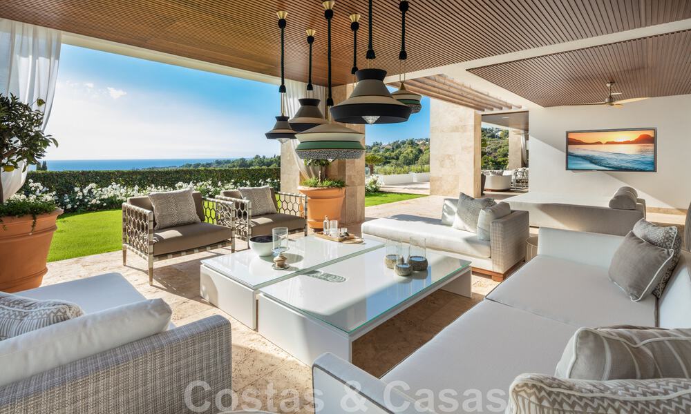 Villa de lujo contemporánea y moderna en venta en estilo resort con vistas panorámicas al mar en Cascada de Camojan en Marbella 42103