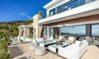 Villa de lujo contemporánea y moderna en venta en estilo resort con vistas panorámicas al mar en Cascada de Camojan en Marbella 42105 