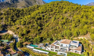 Villa de lujo contemporánea y moderna en venta en estilo resort con vistas panorámicas al mar en Cascada de Camojan en Marbella 42108 