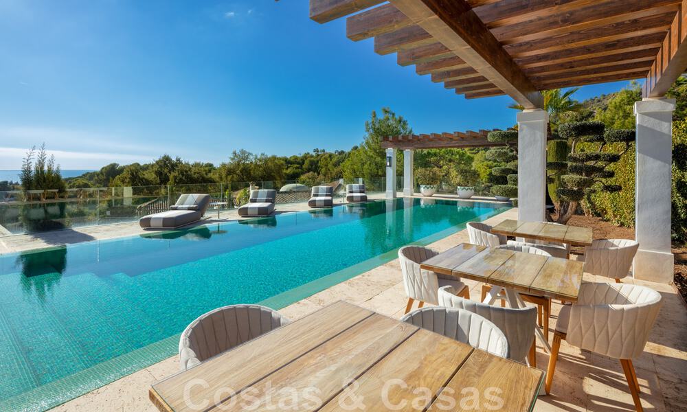 Villa de lujo contemporánea y moderna en venta en estilo resort con vistas panorámicas al mar en Cascada de Camojan en Marbella 42110