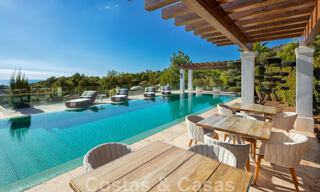 Villa de lujo contemporánea y moderna en venta en estilo resort con vistas panorámicas al mar en Cascada de Camojan en Marbella 42110 