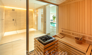 Villa de lujo contemporánea y moderna en venta en estilo resort con vistas panorámicas al mar en Cascada de Camojan en Marbella 42120 