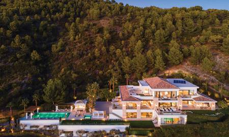 Villa de lujo contemporánea y moderna en venta en estilo resort con vistas panorámicas al mar en Cascada de Camojan en Marbella 42122