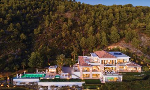 Villa de lujo contemporánea y moderna en venta en estilo resort con vistas panorámicas al mar en Cascada de Camojan en Marbella 42122