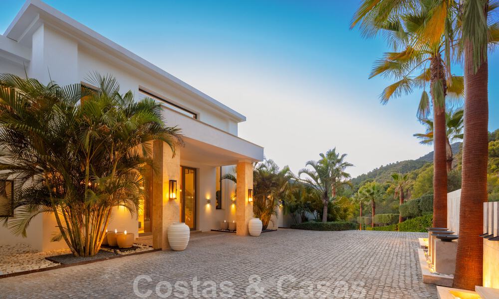 Villa de lujo contemporánea y moderna en venta en estilo resort con vistas panorámicas al mar en Cascada de Camojan en Marbella 42130