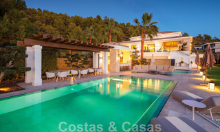 Villa de lujo contemporánea y moderna en venta en estilo resort con vistas panorámicas al mar en Cascada de Camojan en Marbella 42134 