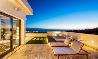 Villa de lujo contemporánea y moderna en venta en estilo resort con vistas panorámicas al mar en Cascada de Camojan en Marbella 42135 