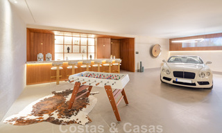 Villa de lujo contemporánea y moderna en venta en estilo resort con vistas panorámicas al mar en Cascada de Camojan en Marbella 42405 
