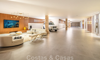 Villa de lujo contemporánea y moderna en venta en estilo resort con vistas panorámicas al mar en Cascada de Camojan en Marbella 42407 