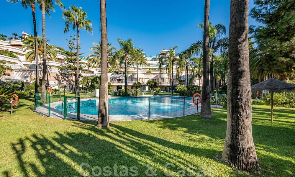 Apartamento renovado en venta, con vistas al mar, en el centro de Puerto Banús, Marbella 42073