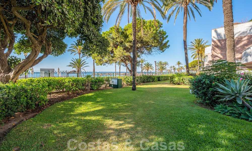 Apartamento renovado en venta, con vistas al mar, en el centro de Puerto Banús, Marbella 42075