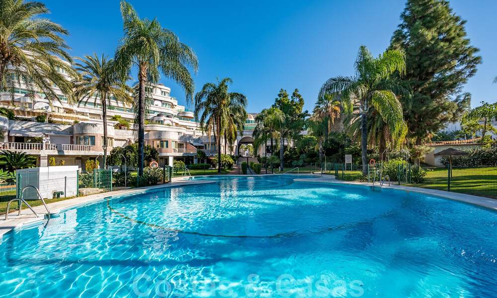 Apartamento renovado en venta, con vistas al mar, en el centro de Puerto Banús, Marbella 42076