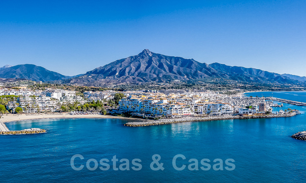 Apartamento renovado en venta, con vistas al mar, en el centro de Puerto Banús, Marbella 42078