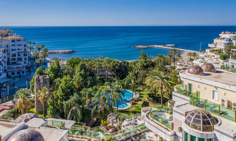 Apartamento renovado en venta, con vistas al mar, en el centro de Puerto Banús, Marbella 42079