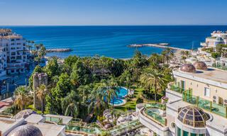 Apartamento renovado en venta, con vistas al mar, en el centro de Puerto Banús, Marbella 42079 