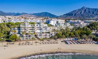 Apartamento renovado en venta, con vistas al mar, en el centro de Puerto Banús, Marbella 42080 