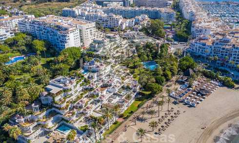 Apartamento renovado en venta, con vistas al mar, en el centro de Puerto Banús, Marbella 42081