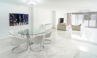 Apartamento renovado en venta, con vistas al mar, en el centro de Puerto Banús, Marbella 42218 