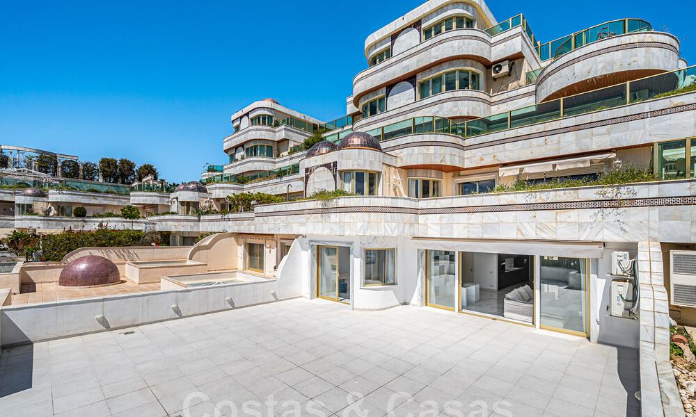Apartamento renovado en venta, con vistas al mar, en el centro de Puerto Banús, Marbella 42219