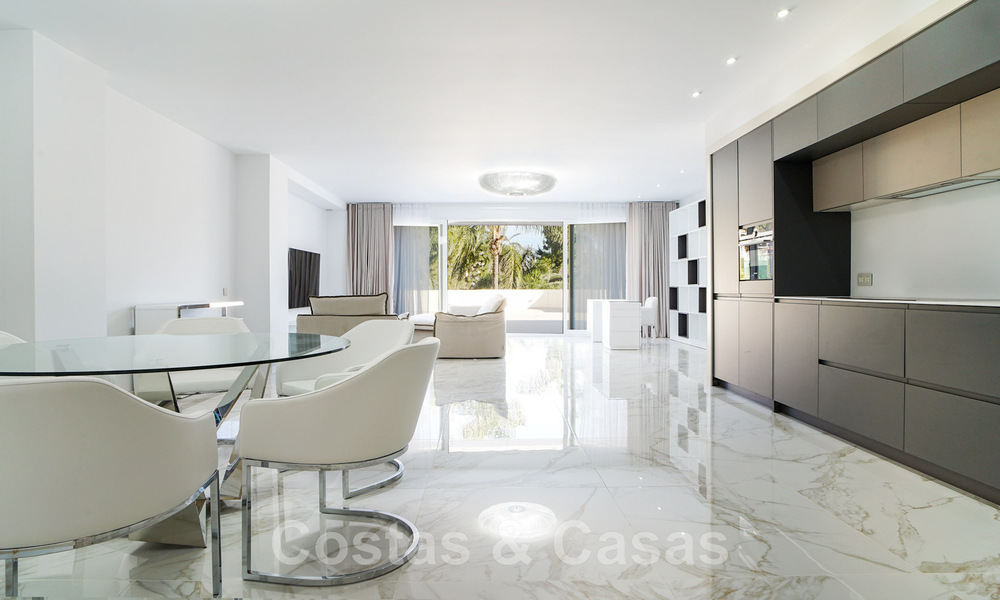 Apartamento renovado en venta, con vistas al mar, en el centro de Puerto Banús, Marbella 42221