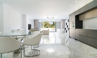 Apartamento renovado en venta, con vistas al mar, en el centro de Puerto Banús, Marbella 42221 