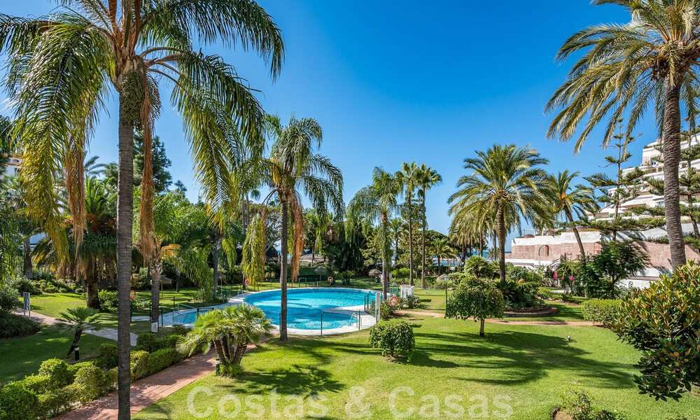 Apartamento renovado en venta, con vistas al mar, en el centro de Puerto Banús, Marbella 42225