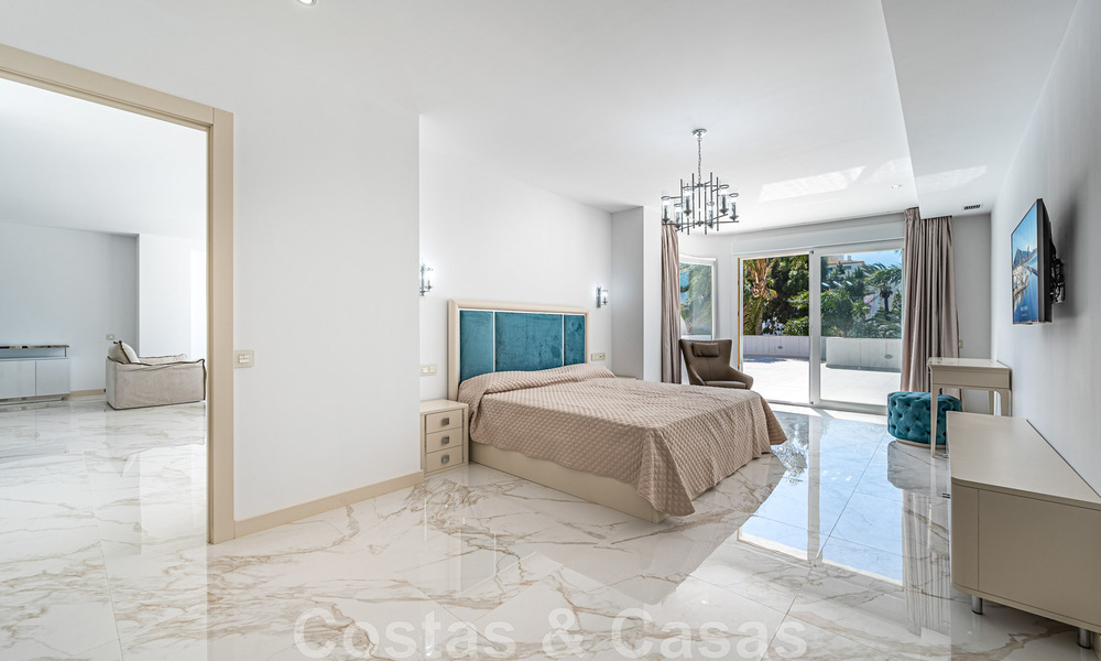 Apartamento renovado en venta, con vistas al mar, en el centro de Puerto Banús, Marbella 42230
