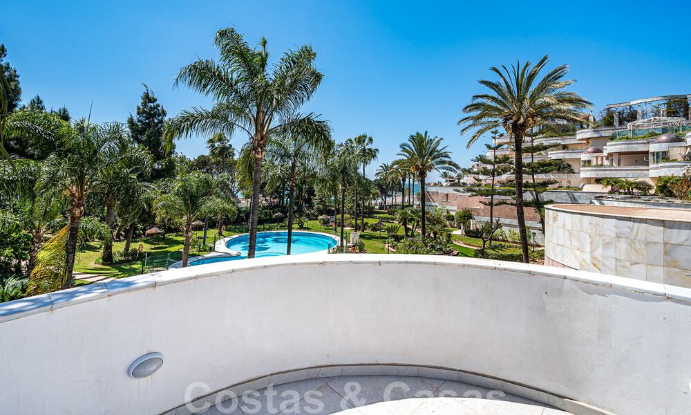 Apartamento renovado en venta, con vistas al mar, en el centro de Puerto Banús, Marbella 42231