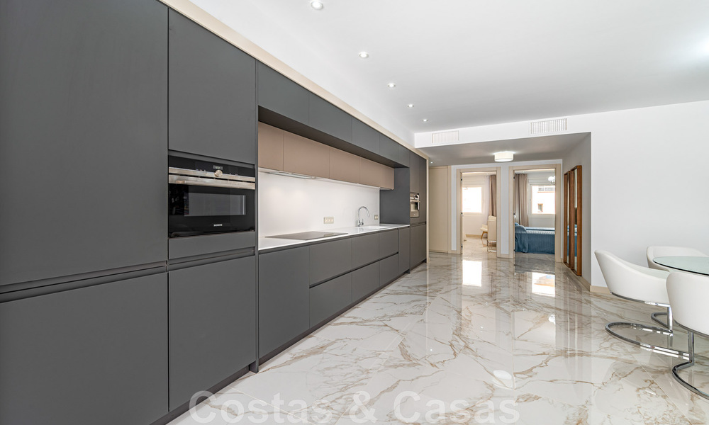 Apartamento renovado en venta, con vistas al mar, en el centro de Puerto Banús, Marbella 42233