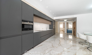 Apartamento renovado en venta, con vistas al mar, en el centro de Puerto Banús, Marbella 42233 