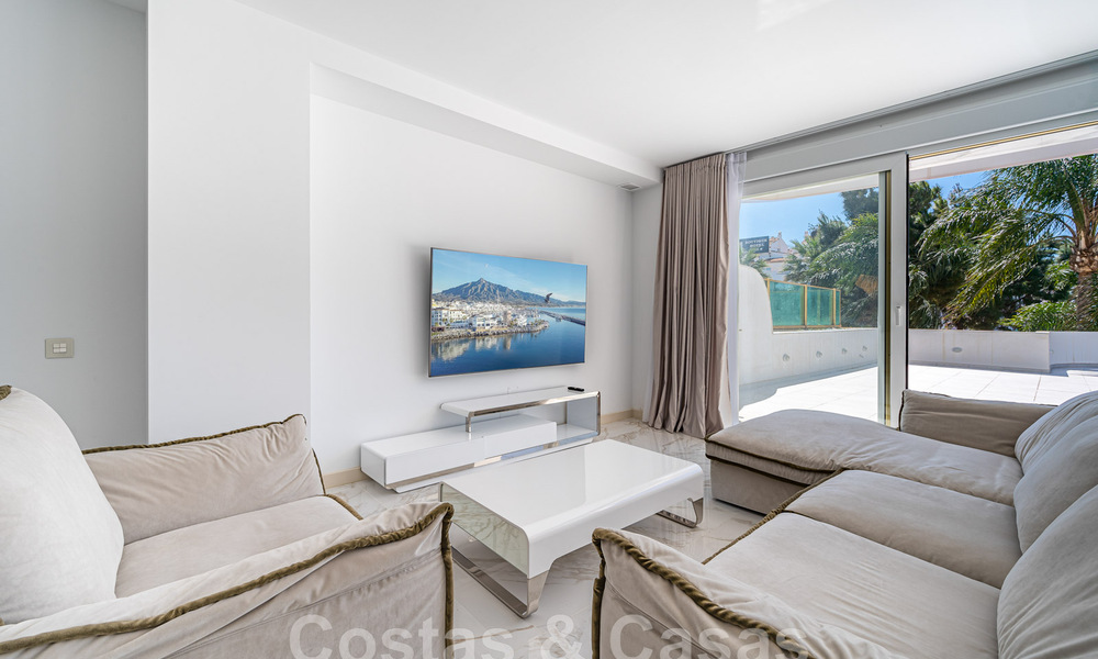 Apartamento renovado en venta, con vistas al mar, en el centro de Puerto Banús, Marbella 42237