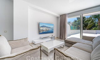 Apartamento renovado en venta, con vistas al mar, en el centro de Puerto Banús, Marbella 42237 