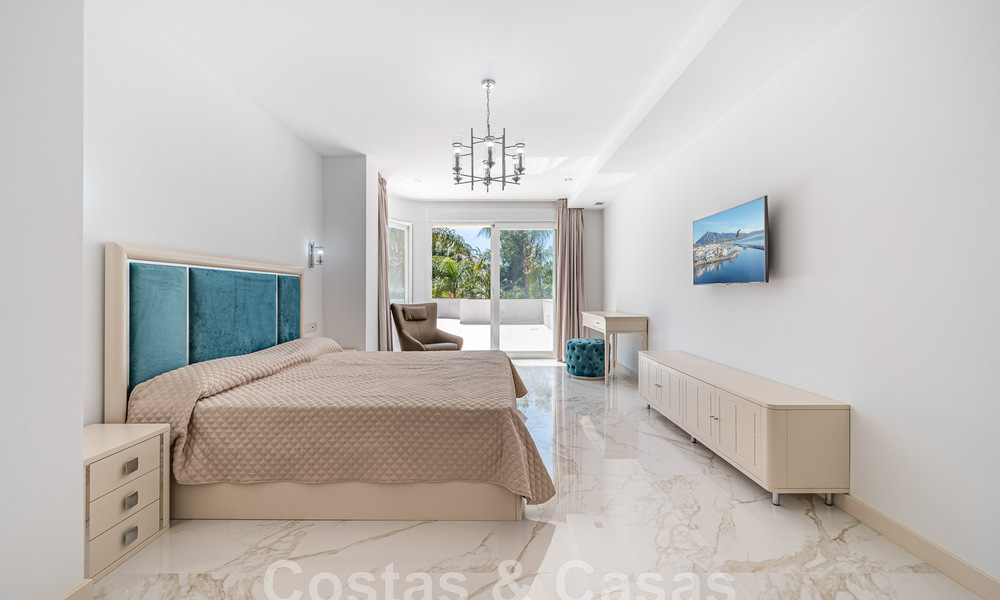 Apartamento renovado en venta, con vistas al mar, en el centro de Puerto Banús, Marbella 42239