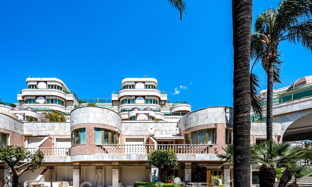 Apartamento renovado en venta, con vistas al mar, en el centro de Puerto Banús, Marbella 42240