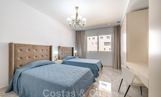 Apartamento renovado en venta, con vistas al mar, en el centro de Puerto Banús, Marbella 42242 