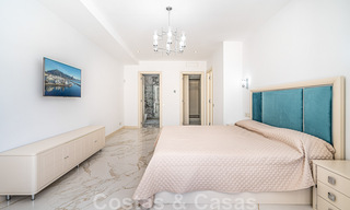 Apartamento renovado en venta, con vistas al mar, en el centro de Puerto Banús, Marbella 42243 