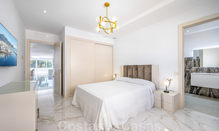 Apartamento renovado en venta, con vistas al mar, en el centro de Puerto Banús, Marbella 42246 
