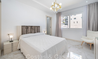 Apartamento renovado en venta, con vistas al mar, en el centro de Puerto Banús, Marbella 42249 