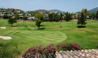 Ático de lujo en venta en un precioso complejo en primera línea de golf en Nueva Andalucía, Marbella 42183 