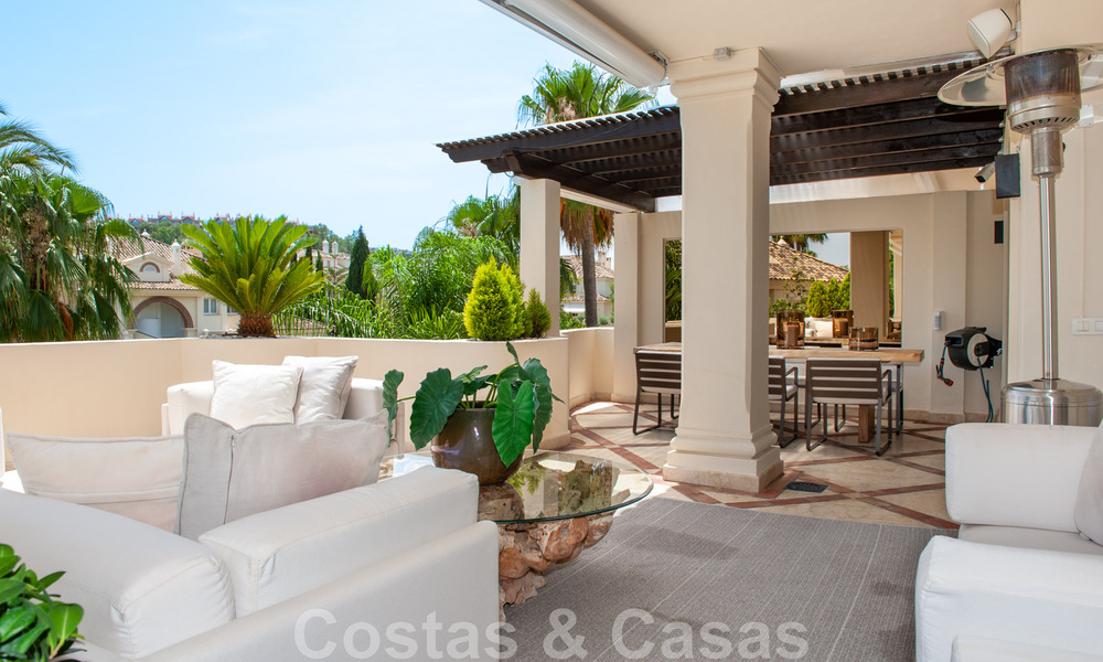 Ático de lujo en venta en un precioso complejo en primera línea de golf en Nueva Andalucía, Marbella 42191