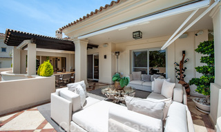 Ático de lujo en venta en un precioso complejo en primera línea de golf en Nueva Andalucía, Marbella 42194 