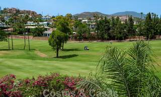 Ático de lujo en venta en un precioso complejo en primera línea de golf en Nueva Andalucía, Marbella 42196 