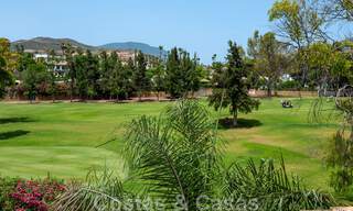 Ático de lujo en venta en un precioso complejo en primera línea de golf en Nueva Andalucía, Marbella 42197 