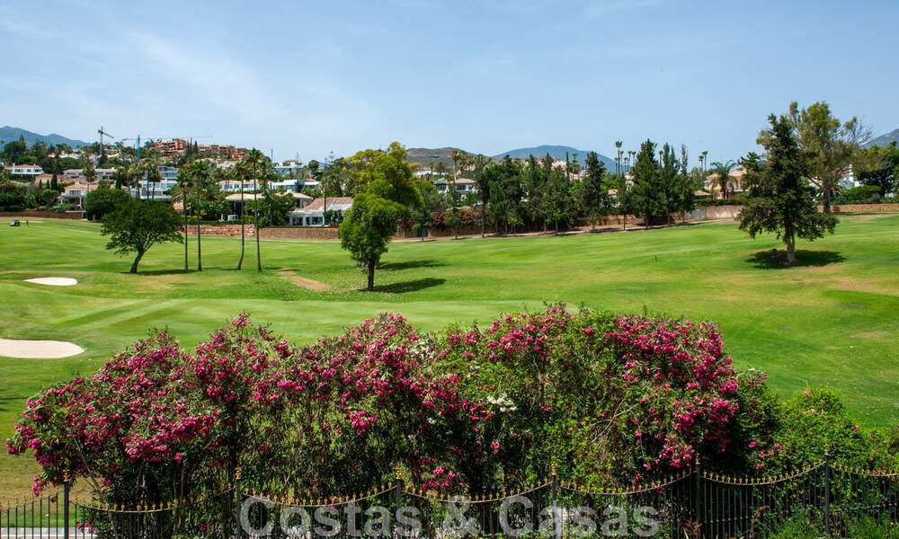 Ático de lujo en venta en un precioso complejo en primera línea de golf en Nueva Andalucía, Marbella 42199