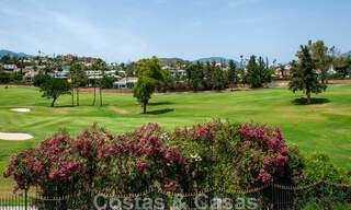 Ático de lujo en venta en un precioso complejo en primera línea de golf en Nueva Andalucía, Marbella 42199 
