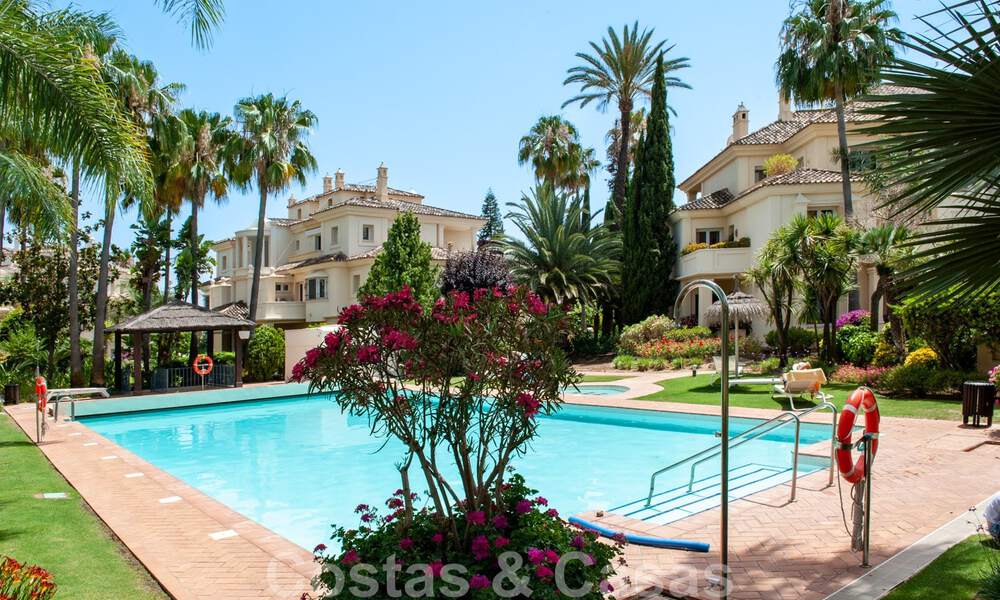 Ático de lujo en venta en un precioso complejo en primera línea de golf en Nueva Andalucía, Marbella 42204
