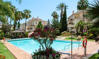 Ático de lujo en venta en un precioso complejo en primera línea de golf en Nueva Andalucía, Marbella 42204 