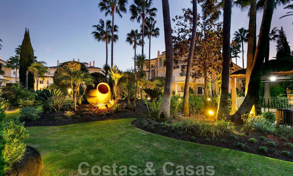 Ático de lujo en venta en un precioso complejo en primera línea de golf en Nueva Andalucía, Marbella 42215