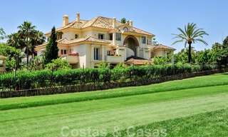 Ático de lujo en venta en un precioso complejo en primera línea de golf en Nueva Andalucía, Marbella 42278 